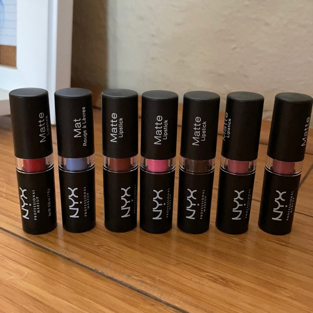 Never used bundle of 7 mini nyx matte lipsticks